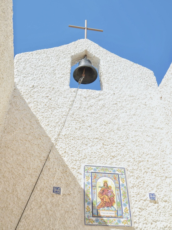 andalusialainen valkoinen kylä isleta del moro kirkko